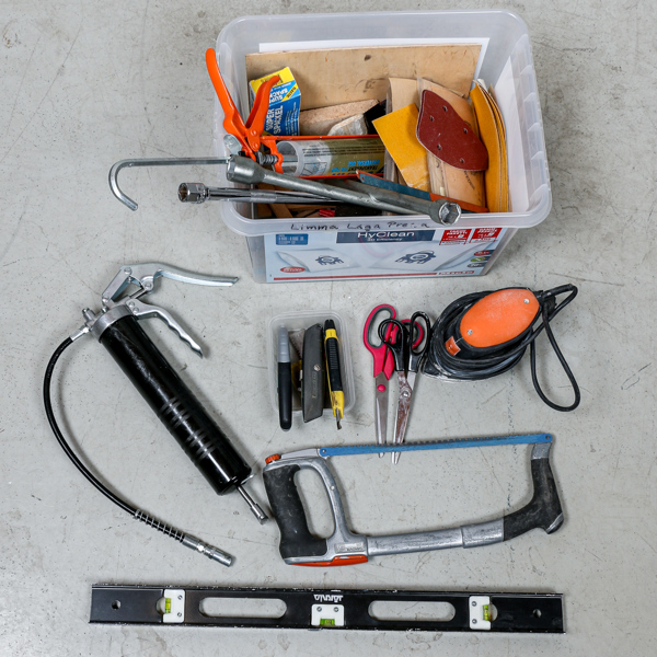 Parti verktyg, bla slip, fettspruta, vattenpass