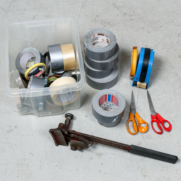 Öppnare för oljefat, silvertejp, saxar Fiskars mm