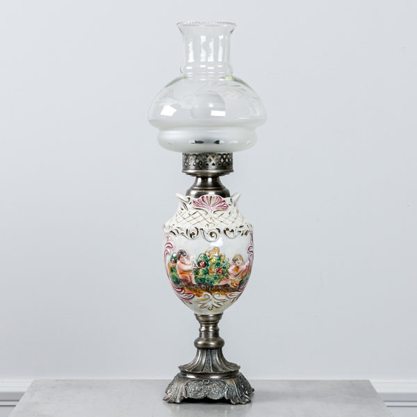 Bordslampa, bemålat porslin, centraleuropa, 1900-talets första hälft