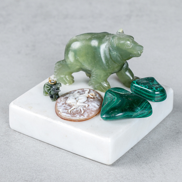 Figurer i sten, camé, sockel i marmor till antik ljusstake