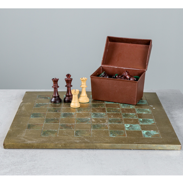 Schackbräde i mässing, pjäser i trä