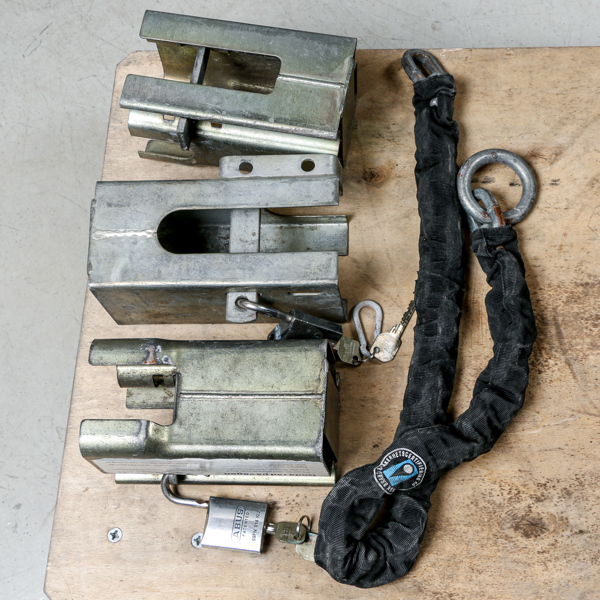 Släpvagnslås, 3 st, med hänglås ABUS, samt 1 st låskätting