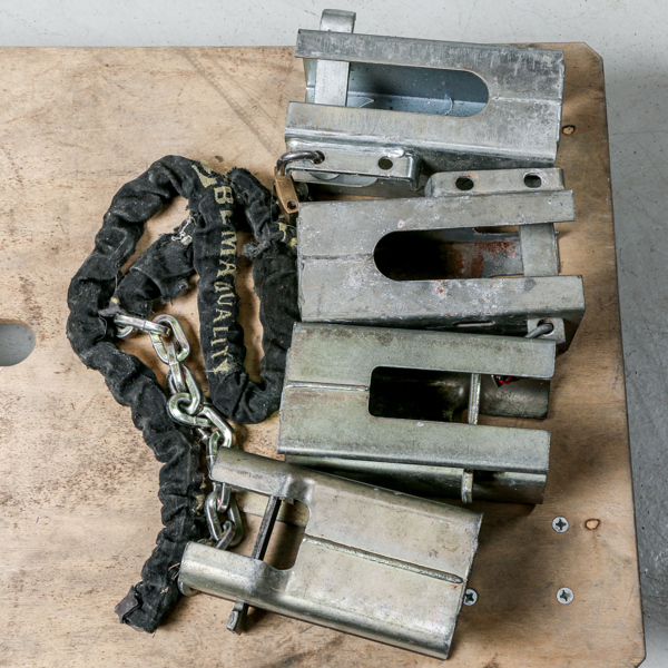 Släpvagnslås, 4 st, med  2 st hänglås, samt 1 st låskätting