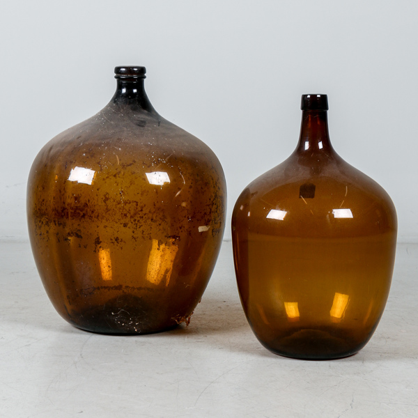 Damejeanne, 2 st, bruntonat glas, 1900-tal
