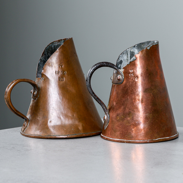 Målkärl, 2 st, krönta, år 1829 samt 1852