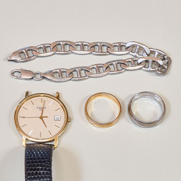 Guldföremål, 3 delar, silverkedja