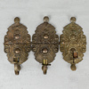 Väggljusstakar, 2+1 st, mässing, i form av mössmärken, 1800-tal