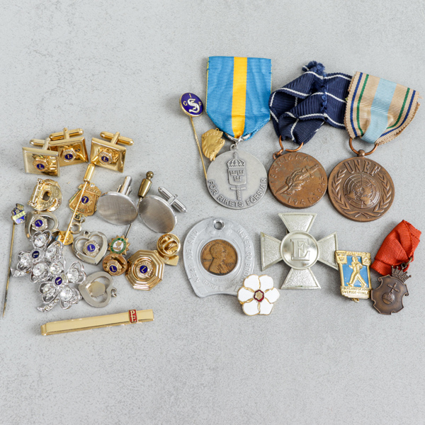 Medaljer, pins, manschettknappar