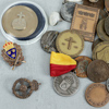 Märken, medaljer, knappar