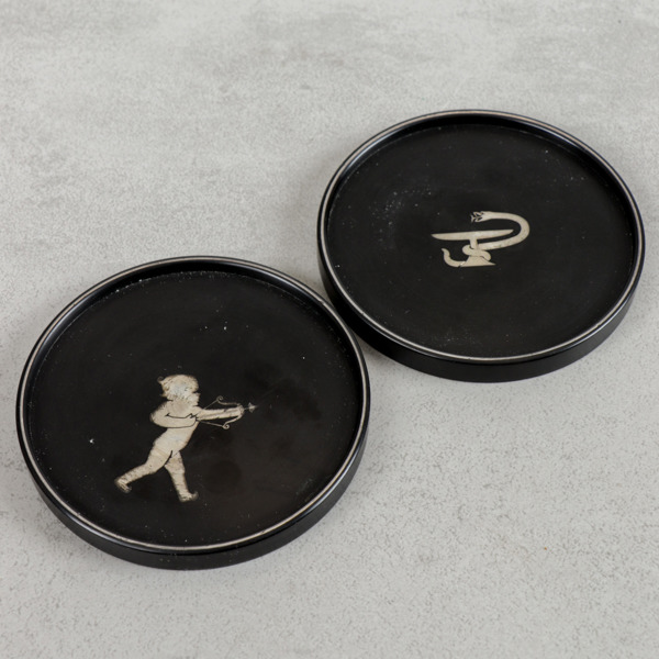 Coasters, 2 st, silver samt bakelit, T.Wendt, 1939 samt 1940