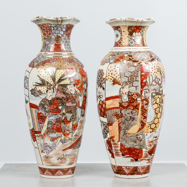 Golvvaser, 2 st snarlika, Satsuma, Japan, 1900-talets början
