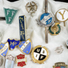 Pins, bla. bil-, cykel- och idrottsmärken