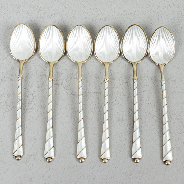 Moccaskedar, sterling silver och emalj, Ela Danmark