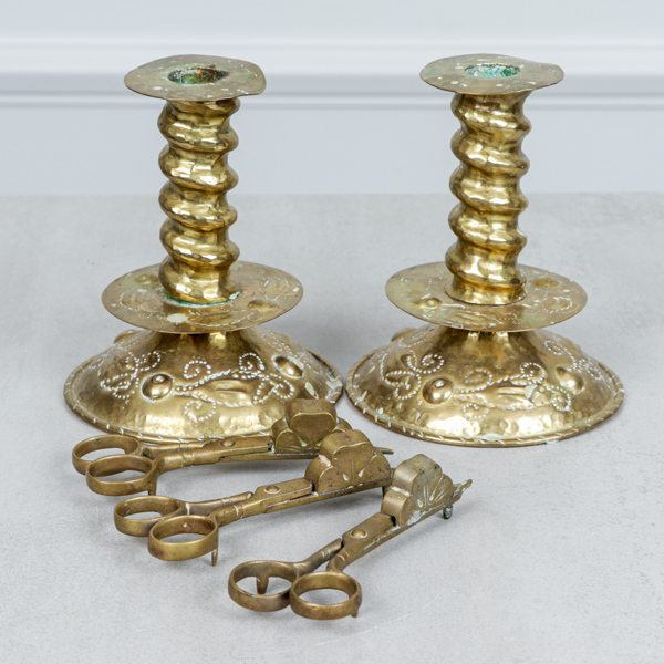 Ljusstakar, 1 par, barockstil, mässing, sekelskifte 1800/1900-tal, samt 3 st ljussaxar