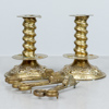 Ljusstakar, 1 par, barockstil, mässing, sekelskifte 1800/1900-tal, samt 3 st ljussaxar