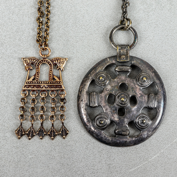 Hängen, Brons och nysilver, ena Kalevala Koru