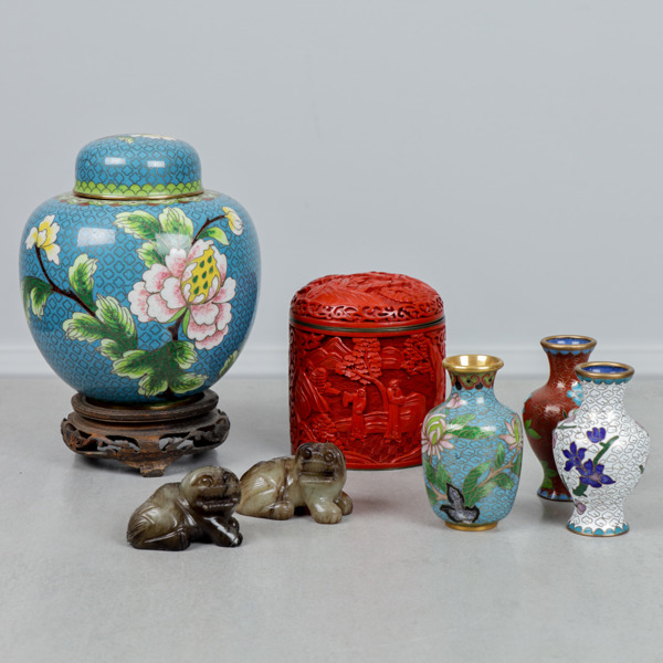 Prydnadsförmål, bla. cloisonné-arbeten, Kina, 7 delar