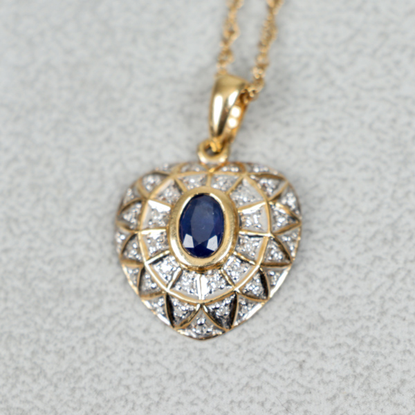 Halsband med hänge, Guld 18k, diamanter och safirer, 3.9g