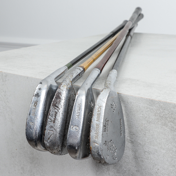 Äldre golflubbor, bla. Alex Smith och Wison