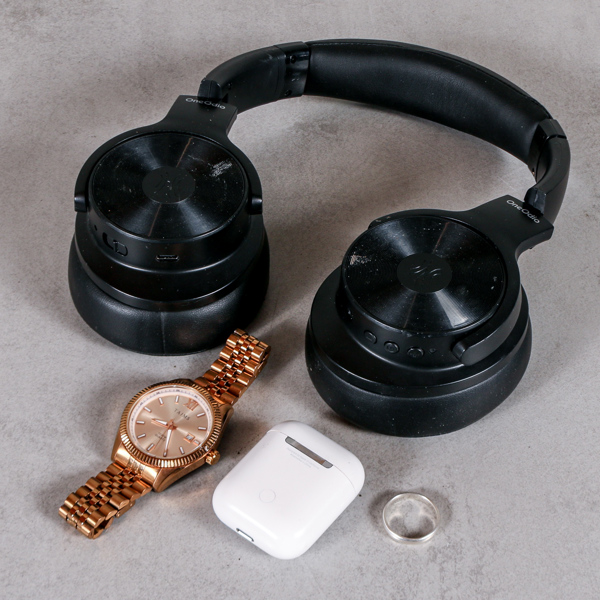 Hörlurar, OneOdio samt armbandsur Tajms samt ring i silver, samt hörlurar Apple