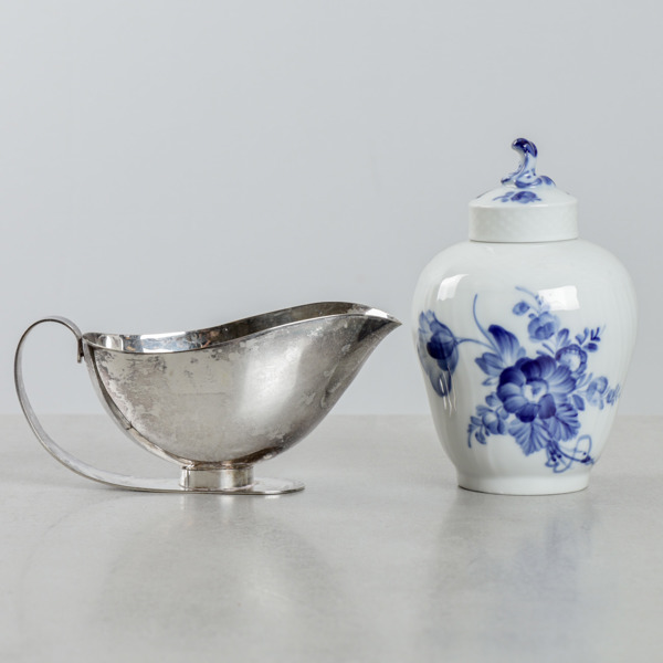 Lockurna, "Blå Blomst", Royal Copenhagen, samt såssnipa, nysilver