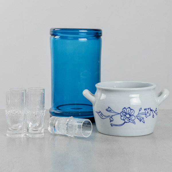 Snapsglas "Niva", Tapio Wirkkala, Iittala, samt blåvit kruka, Arabia