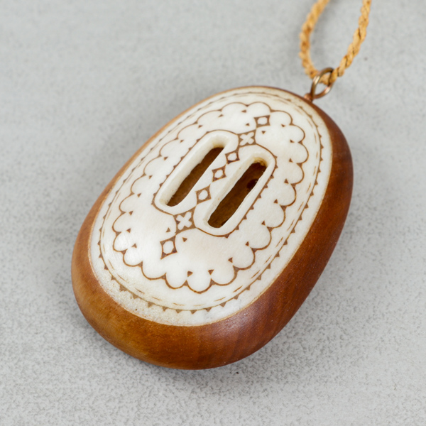  Tore Sunna (1942-2006), halssmycke, horn och trä, monogramsignerad