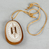  Tore Sunna (1942-2006), halssmycke, horn och trä, monogramsignerad
