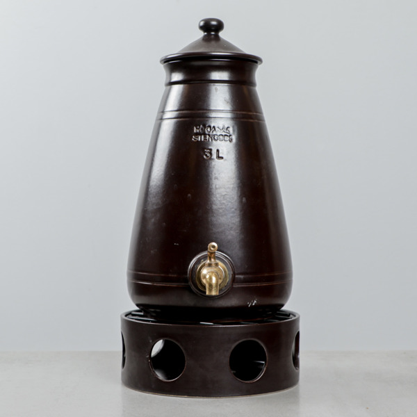 Krus med tappkran och värmeställ, 3 liter, Höganäs
