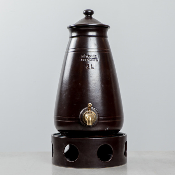 Krus med tappkran och värmeställ, 3 liter, Höganäs
