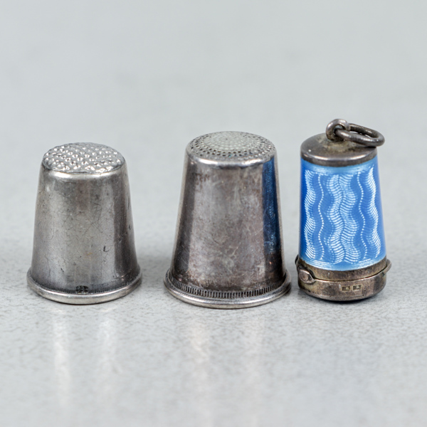 Fingerborgar och emaljerat hänge, silver