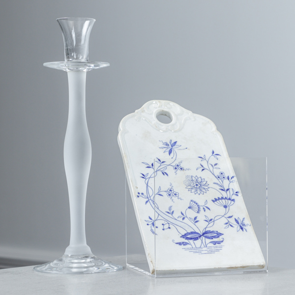 Anne Nilsson, Ljusstake "Celeste", Orrefors, samt skärbräda "Dresden", Gustavsberg