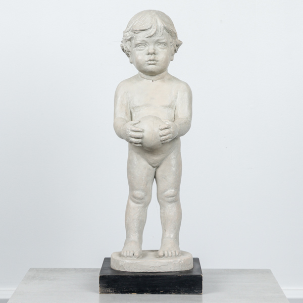 Skulptur, gosse hållandes fotboll, Austin Products Inc, 1981, bemålad gips