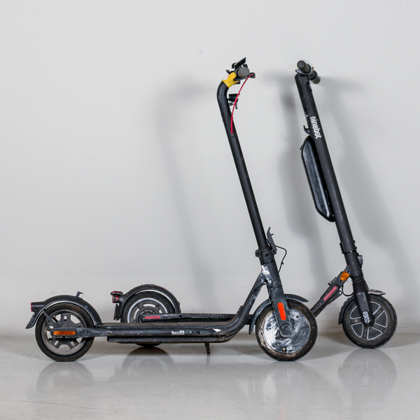 Renoveringsobjekt, 2 st elsparkcyklar