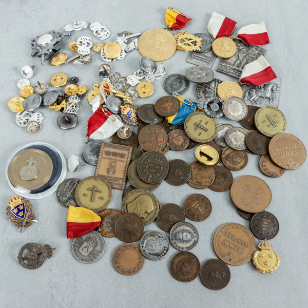 Märken, medaljer, knappar