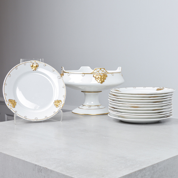 Skål på fot samt 12 st assietter, jugend, porslin, Rörstrand 1900-talets första del 