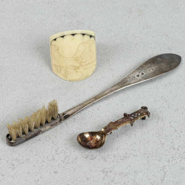 Sölja, Brosch och Tandborste, ben och silver
