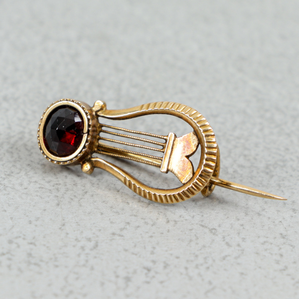 Pin, Guld 18k och granat, Göteborg år 1843, 1.5g