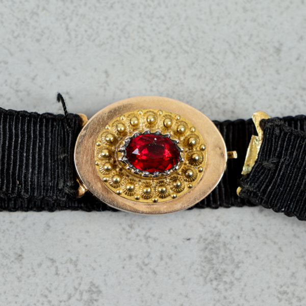 Armband, Guld 18k och textil, år 1808, 2.9g