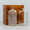 Flaskschatull, mahogny, med 3 samtida flaskor, 1800-tal