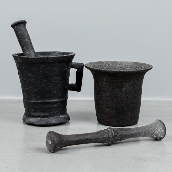 Mortlar, 2 st, gjutjärn, 1700-tal
