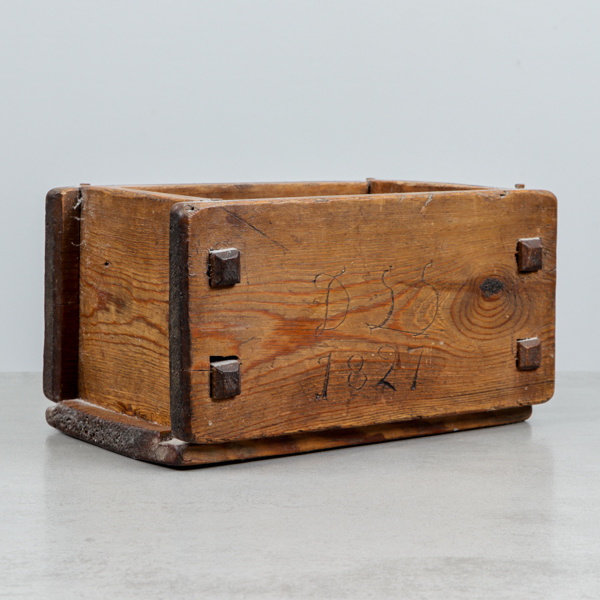 Ostform, bär datering 1827, allmoge