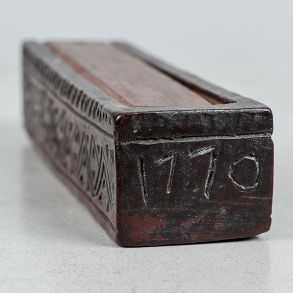 Ask med skjutlock, skuren dekor, bär datering 1770