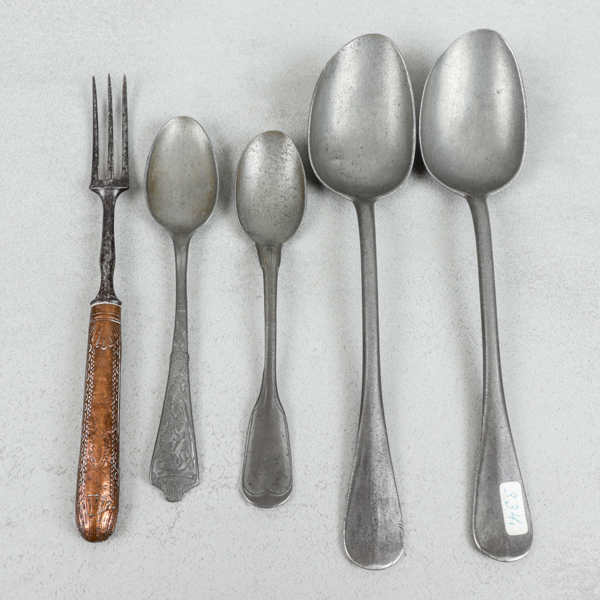 Bestick, gaffel i stål och koppar, 1700-tal, skedar i tenn, 1800-tal