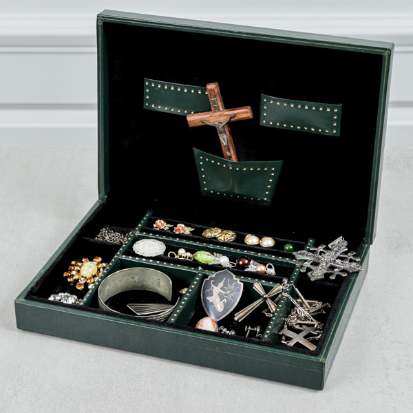 Smyckesskrin med smycken i silver och bijouterier