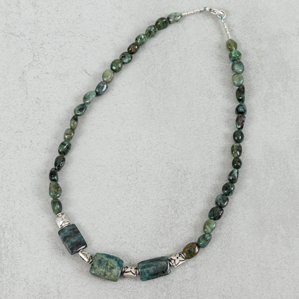 Halsband, Smaragder och silver