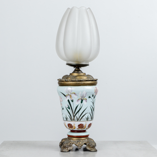 Bordslampa, opalinglas, metall, 1800-talets slut