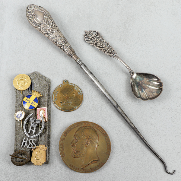 Pins, medaljer, märken, silverföremål