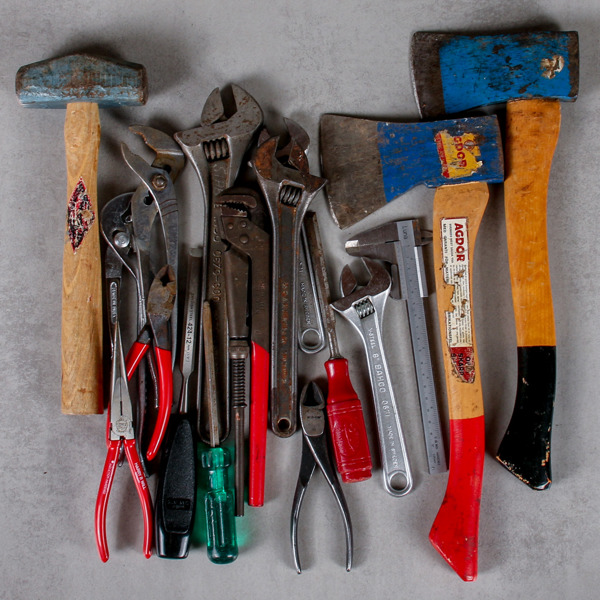 Verktyg, yxor, skiftnycklar, mm