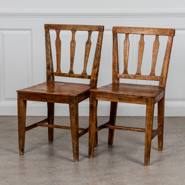 Stolar, ett par, provinsarbeten, furu, 1800-talets andra kvartal